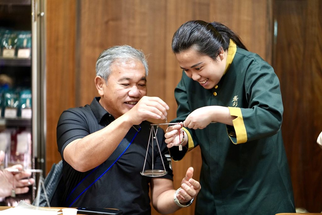 東南亞旅行業者參觀中藥行並參加體驗活動(圖片來源：臺北市政府觀光傳播局)
