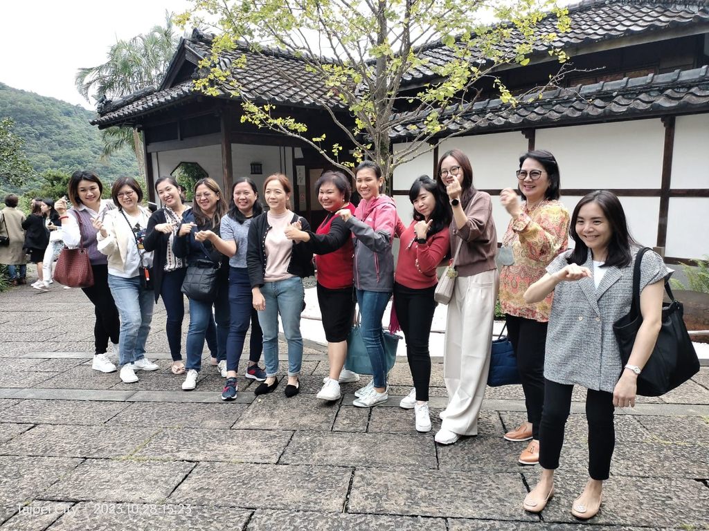 東南亞旅行業者於北投文物館前合影(圖片來源：臺北市政府觀光傳播局)