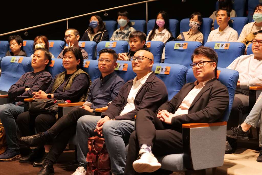 四位导演与产业局陈俊安局长一同欣赏首映(图片来源：台北市市场处)
