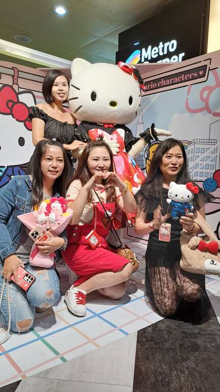 熱情粉絲與HELLO KITTY合影(圖片來源：臺北大眾捷運股份有限公司)