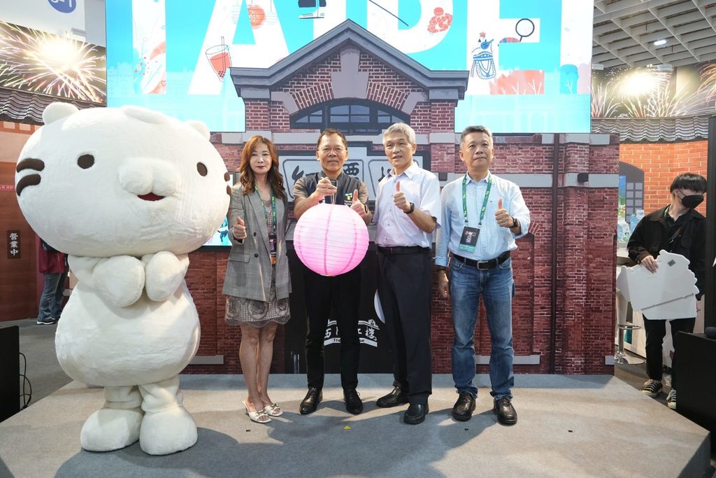 左起台北市旅行公會駱炫宏理事長、臺北市觀傳局王秋冬局長、臺北捷運公司詹文滔副總經理、臺北市萬華街區發展協會洪文和理事長一同點亮2024台北燈節燈籠，為臺北館拉開序幕(圖片來源：臺北市政府觀光傳播局)