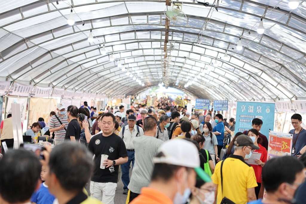 花浴衣节串联温泉季活动吸引民众热情参与(图片来源：台北市商业处)