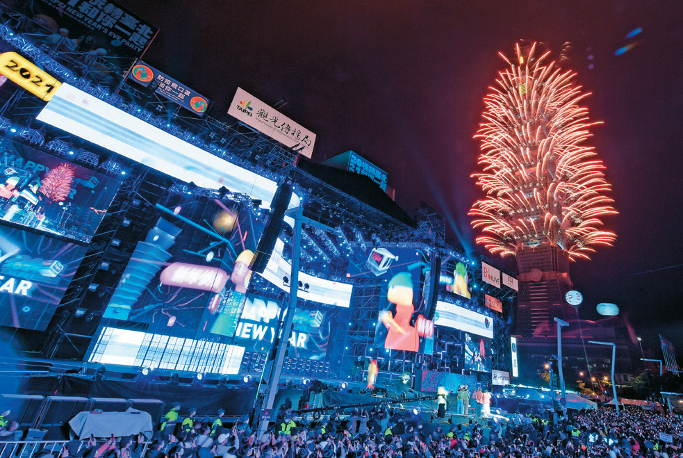 民众在台北市跨年晚会欣赏台北101烟火，一同欢度倒数时刻。（资料照）