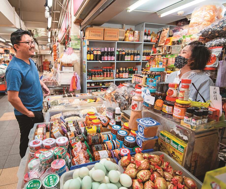 P25 圖1_「信昌南北雜貨」販售的品項相當齊全。