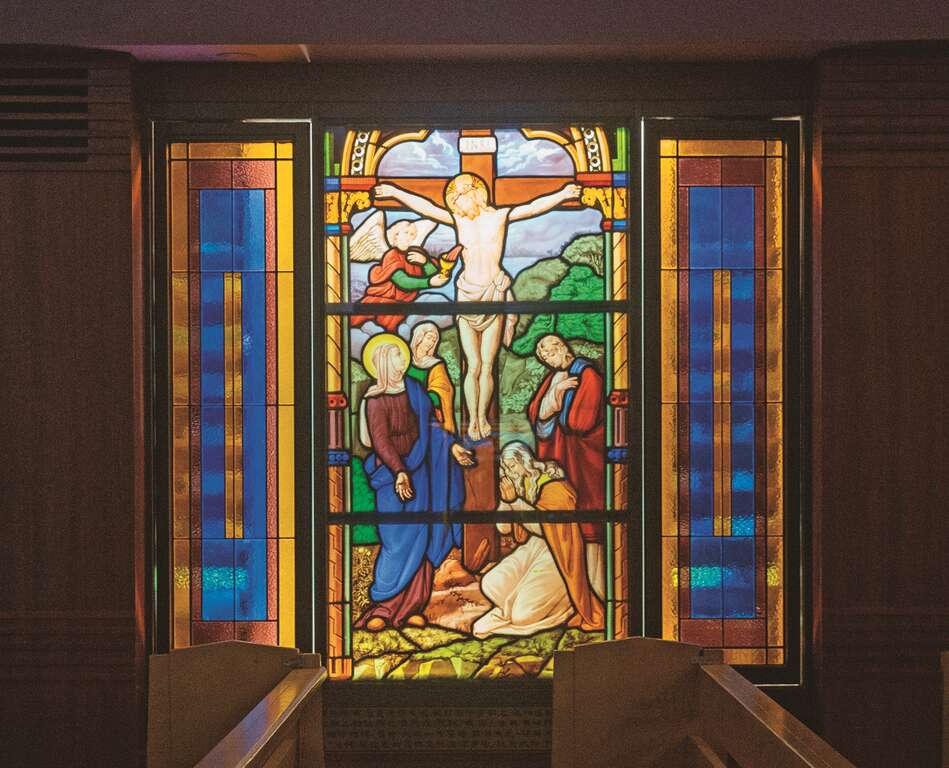 P31 图2 天主教台北圣家堂内的彩绘玻璃以圣经故事为题材绘制。