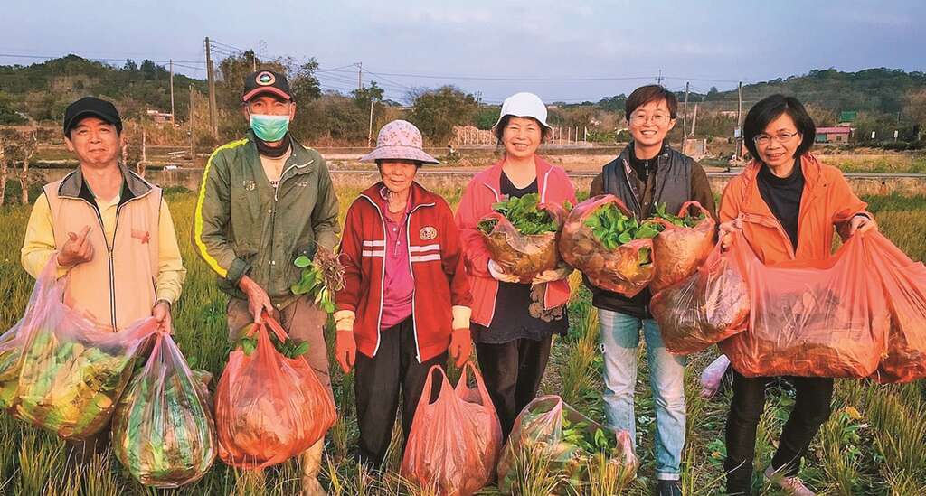 P40 圖1 孫士姍（右二）創辦的銀色大門串聯長輩、友善小農及老人食堂，共創銀髮商機。@銀色大門