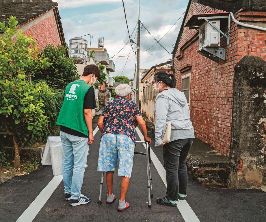 P42 圖3 銀色大門的精神是「不只是送餐，更送入健康、關懷與愛」。@銀色大門