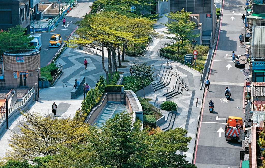 台北市政府將心中山線形公園改造後，不僅讓行人步行環境變得舒適，也美化了街景。