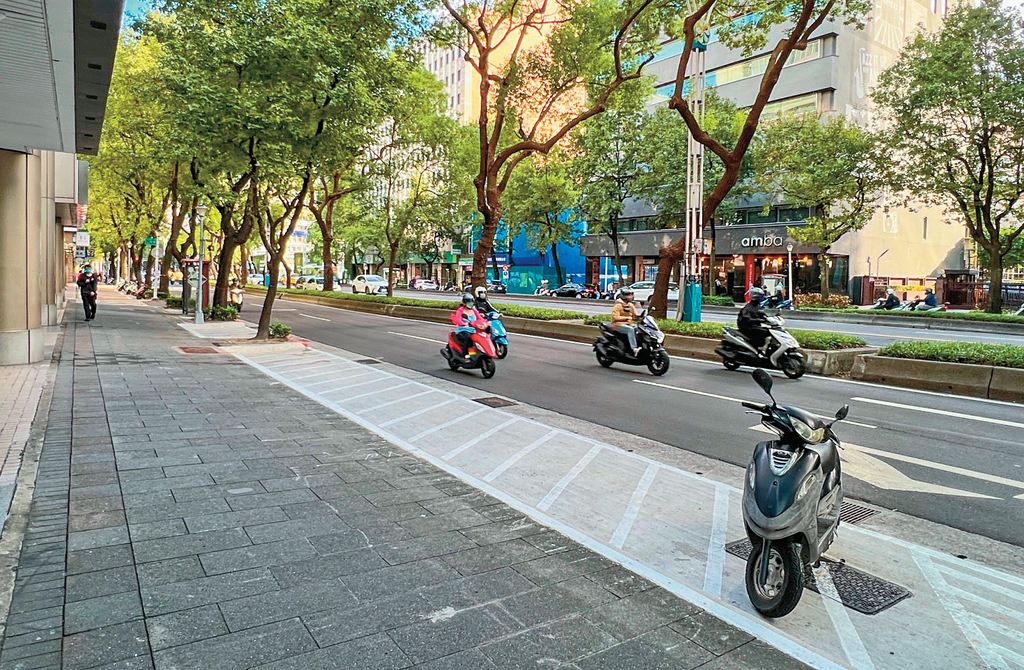 挖設機車停車彎，讓機車退出人行道，還給行人安全舒適的步行空間。