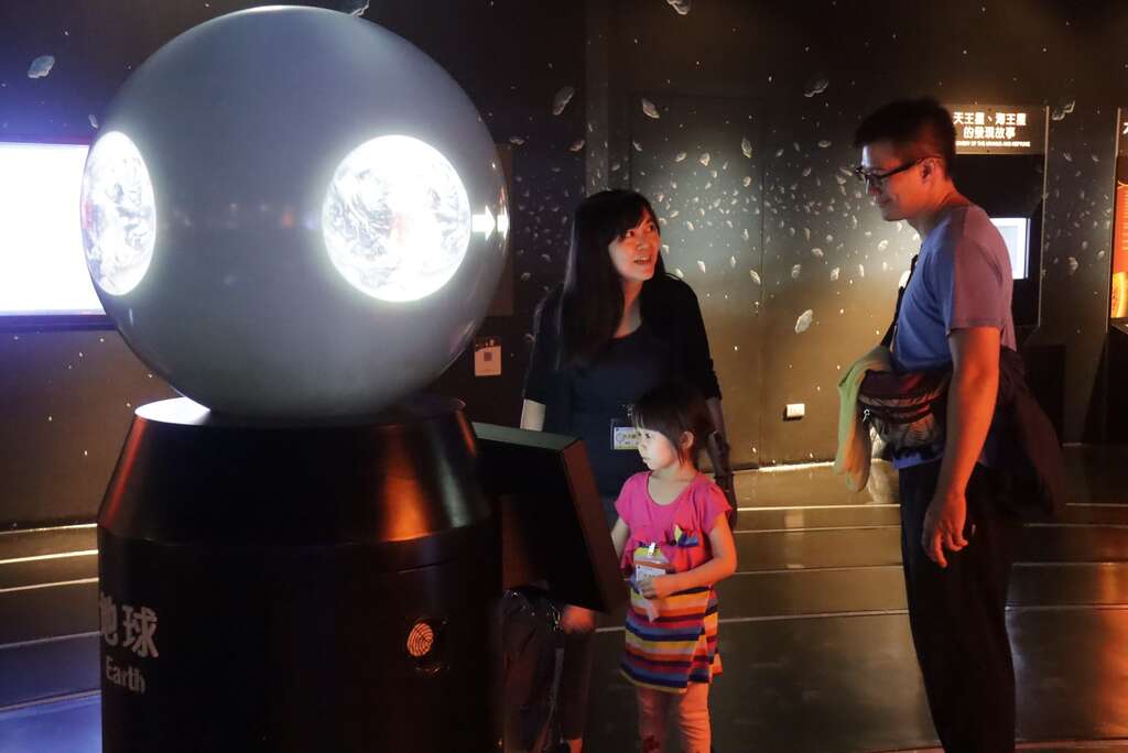 来参加天文亲子营，创造独特的亲子回忆吧(图片来源：台北市立天文科学教育馆)