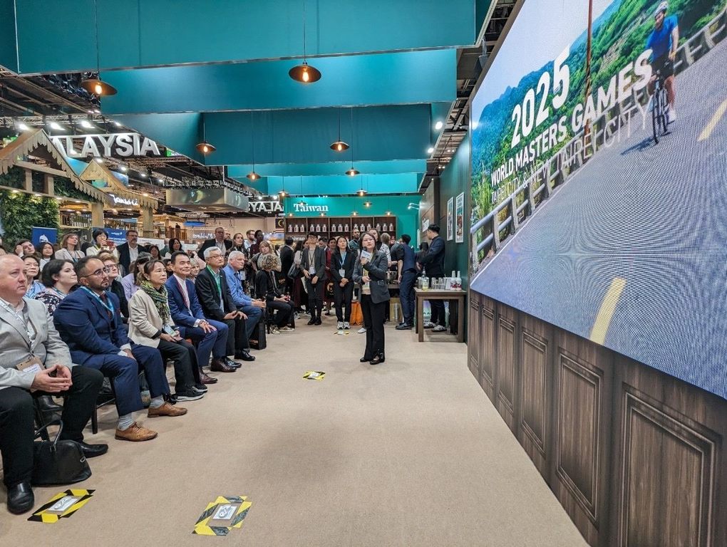 观传局向业者宣传2025双北世界壮年运动会，欢迎国际旅客来台北参赛及旅游。(图片来源：台北市政府观光传播局)