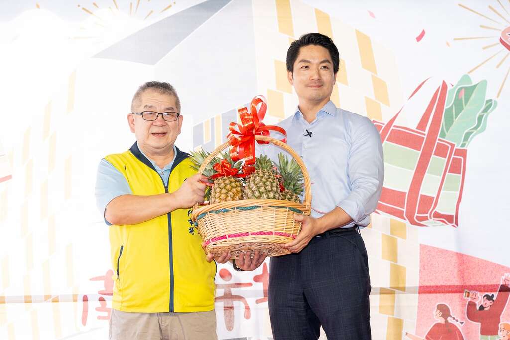 市长回赠一篮新鲜凤梨水果篮，祝福所有摊商生意兴隆旺旺来(图片来源：台北市市场处)