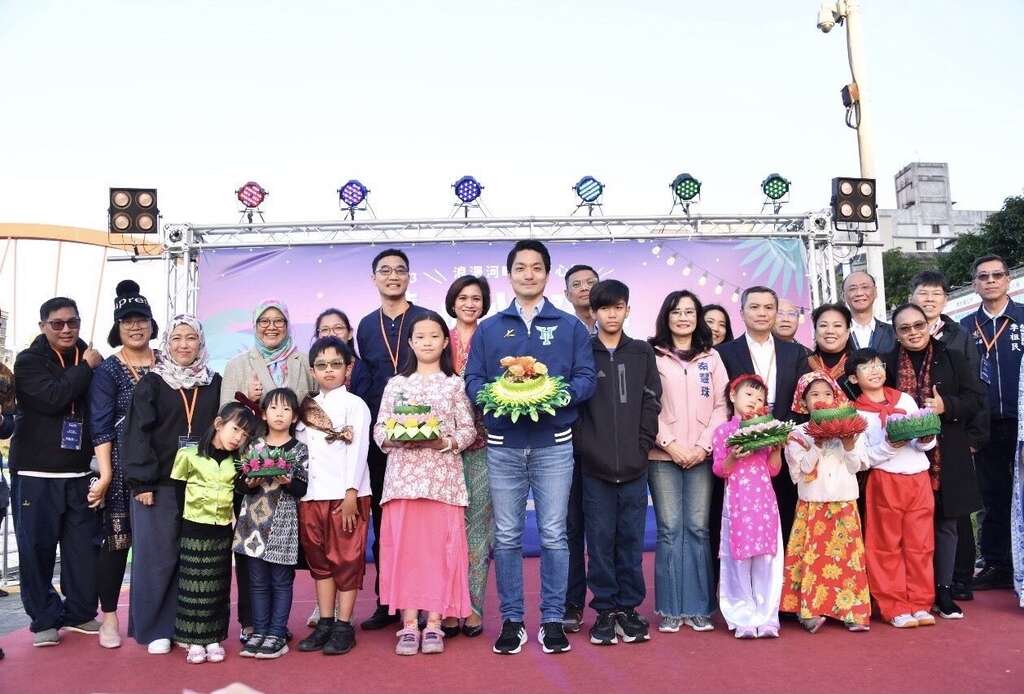 台北水灯节大合照(图片来源：台北市政府秘书处媒体事务组)