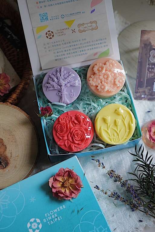 特约店家Cristina Candle合作，研发制作花展限定手工皂组，还有菊展限定香氛蜡烛手作课程(图片来源：台北市政府工务局公园路灯工程管理处)