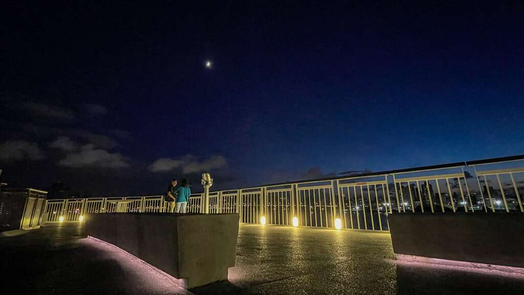 迪化休闲运动公园跨堤景观平台夜景(图片来源：台北市政府工务局卫生下水道工程处)