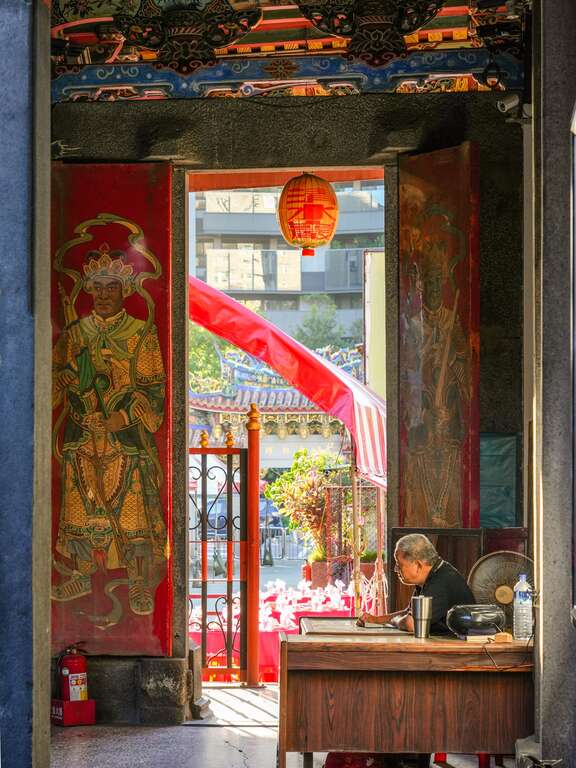 首奖作品《艋舺清水岩》(摄影：沈家祥)