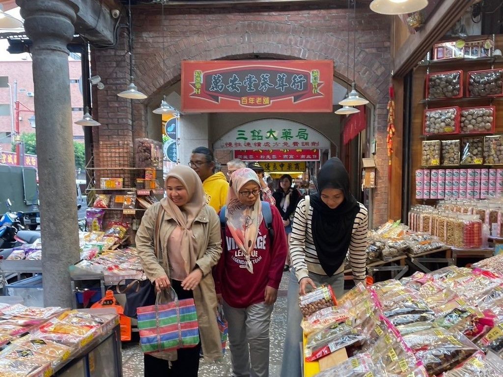 领取礼包的穆斯林团体旅客，走访台北旅游人气景点大稻埕(图片来源：台北市政府观光传播局)