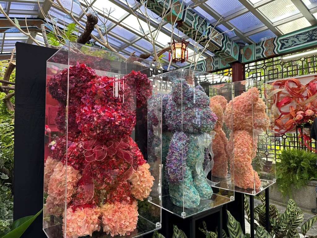 以繡球花的永生花瓣拼貼而成的泰迪熊(圖片來源：臺北市政府工務局公園路燈工程管理處)