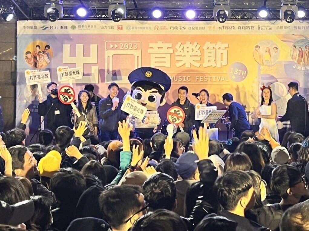 「打诈台北队」为持续守护市民财产，预防犯罪宣导团特别结合该活动，於现场办理识诈宣导(图片来源：台北市政府警察局犯罪预防科)
