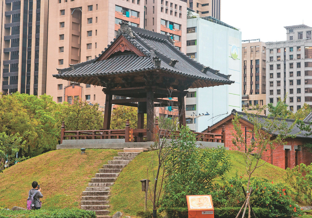 西本願寺廣場的鐘樓及日式建築物，成為鬧區中的休憩場所。（攝影／林煒凱）