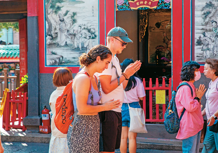 外国旅客到艋舺龙山寺祈福参拜。