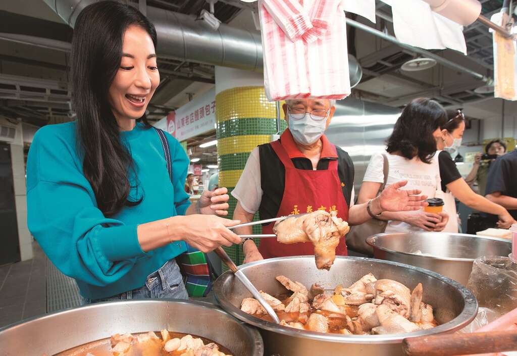 1-2「春和油飯」的麻油雞選用口感扎實的仿土雞，與黑麻油、米酒燉煮後，香氣馥郁。