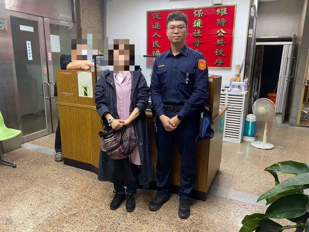 民生西路派出所警员与报案人合影(图片来源：台北市政府警察局大同分局)