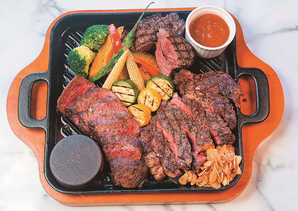 图1-2 「炙烤牛排三重奏」将肉品外层烤到焦香酥脆，并锁住鲜美肉汁。
