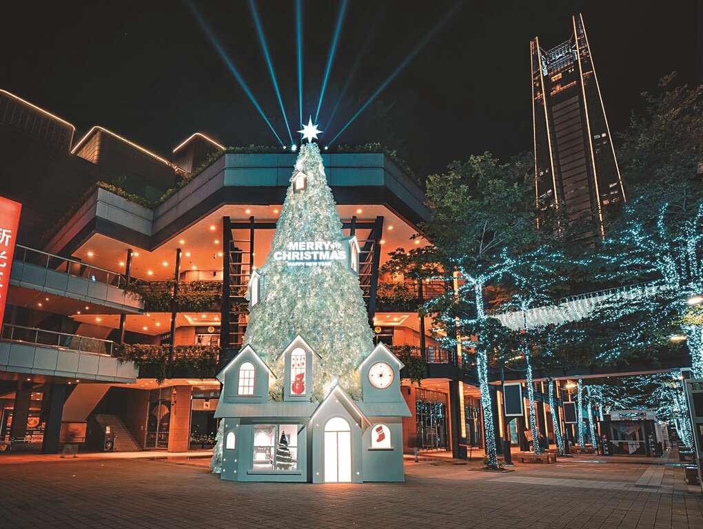 图1-3 信义商圈的耶诞灯饰充满浪漫的节庆氛围。（图／新光三越台北信义新天地）