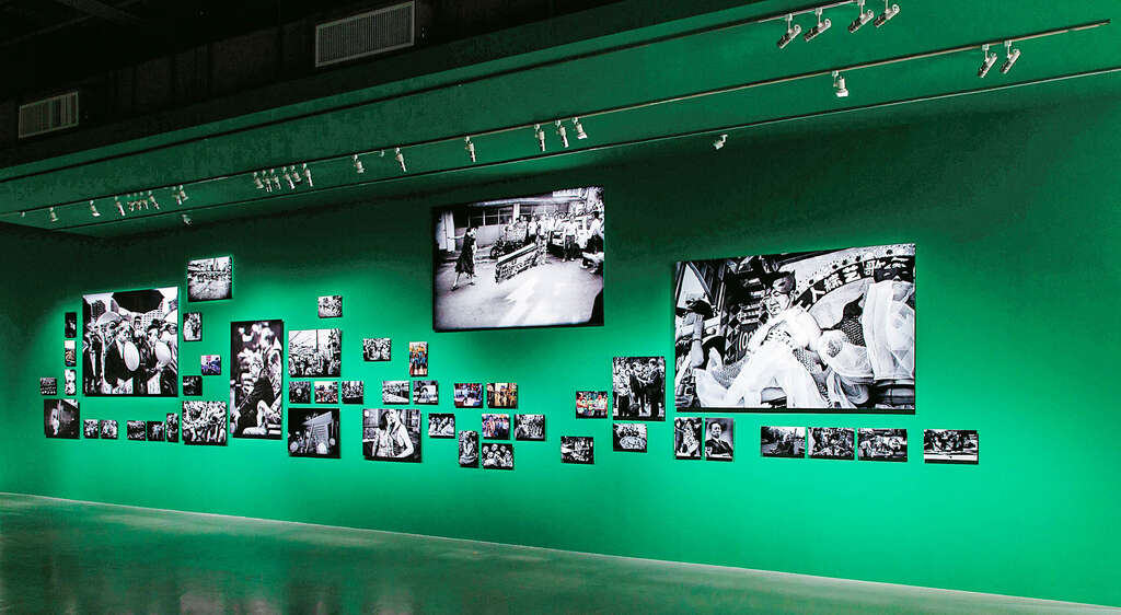 許村旭展區以一系列攝影作品，展現台灣解嚴後的眾生百態。