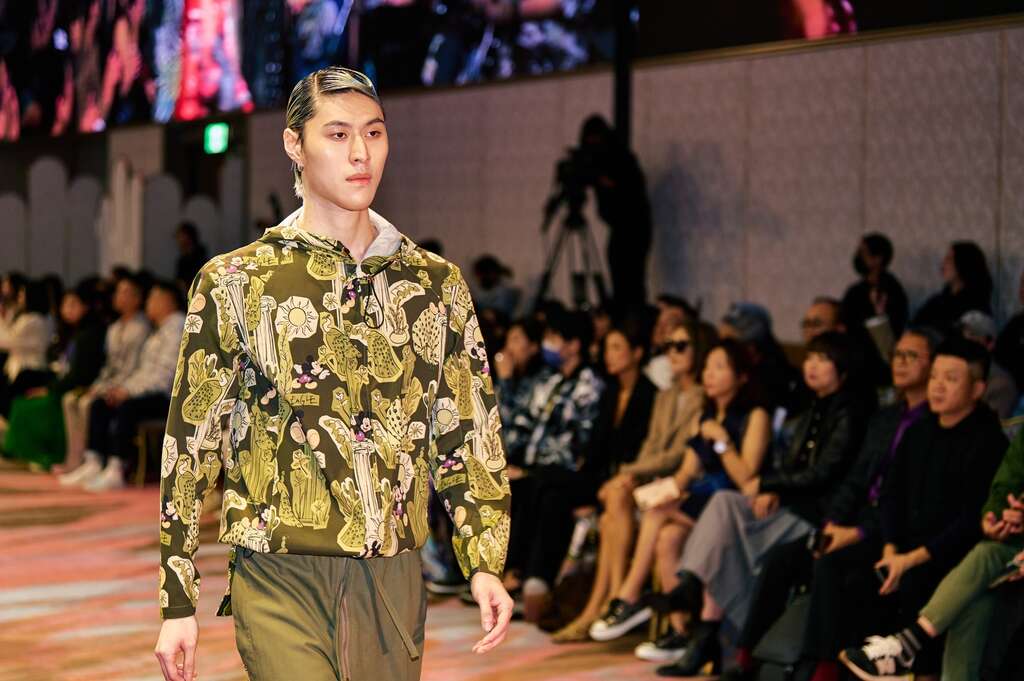 「Daniel Wong」10周年秋冬系列大秀结合AI技术与摇滚乐团「TRASH」的音乐，为观众带来奇幻风格的时装之旅。