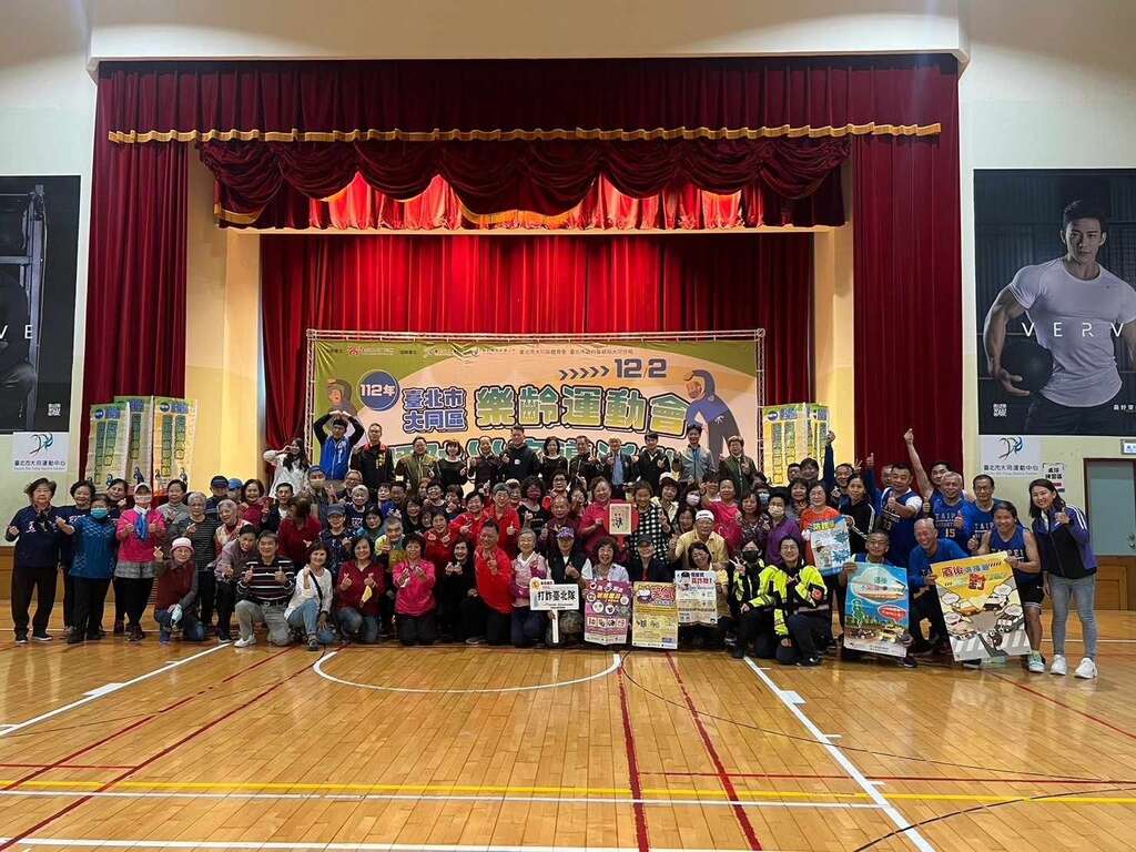 大同警、大同区公所、体育会及餐与民众大合照(图片来源：台北市政府警察局大同分局)