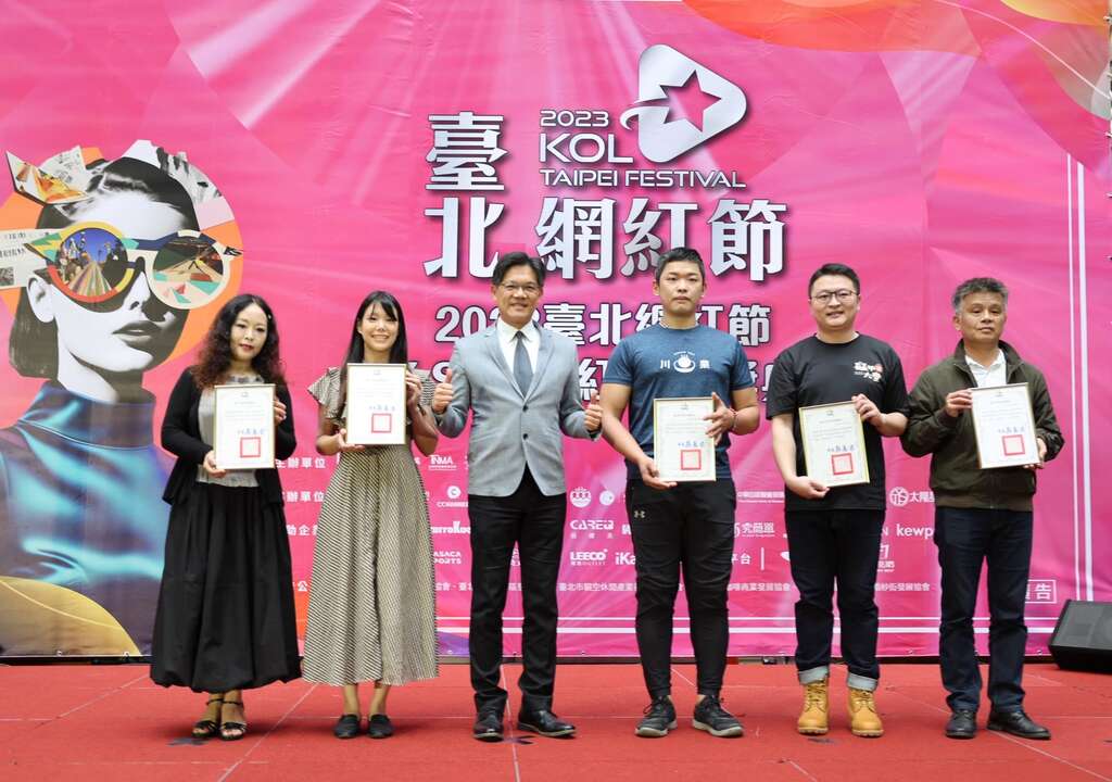 台北市政府游适铭副秘书长颁发感谢状予合作商圈店家(图片来源：台北市商业处)