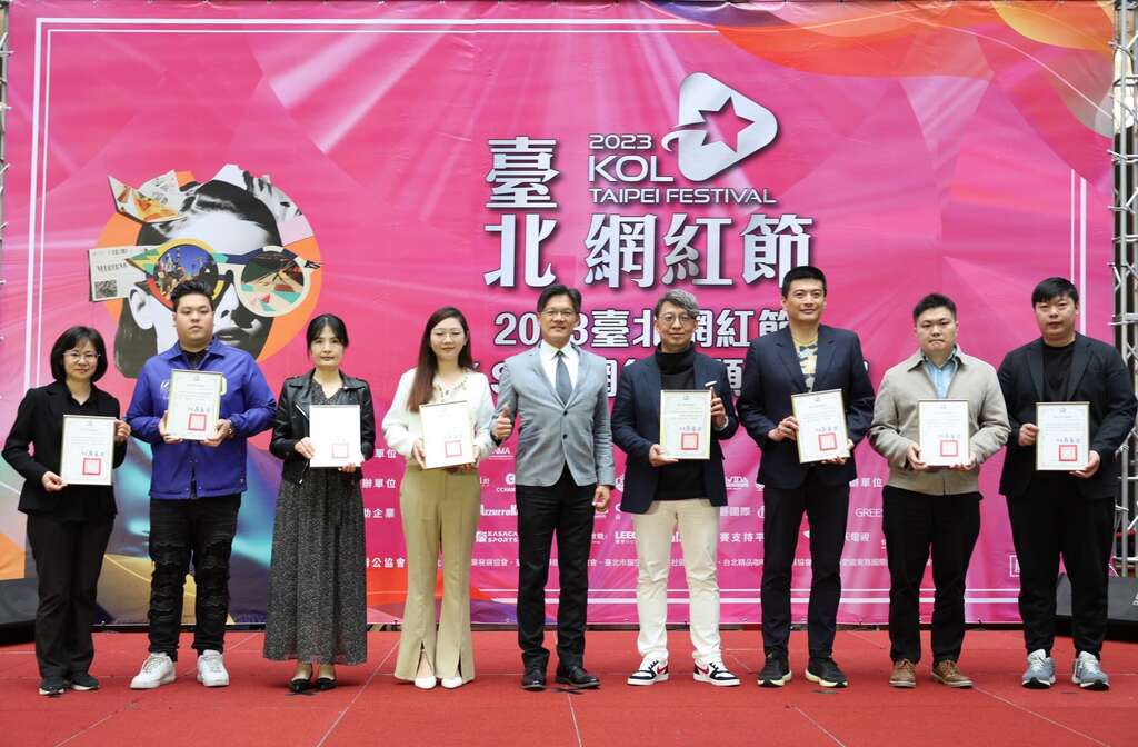 台北市政府游适铭副秘书长颁发感谢状予协办企业(图片来源：台北市商业处)