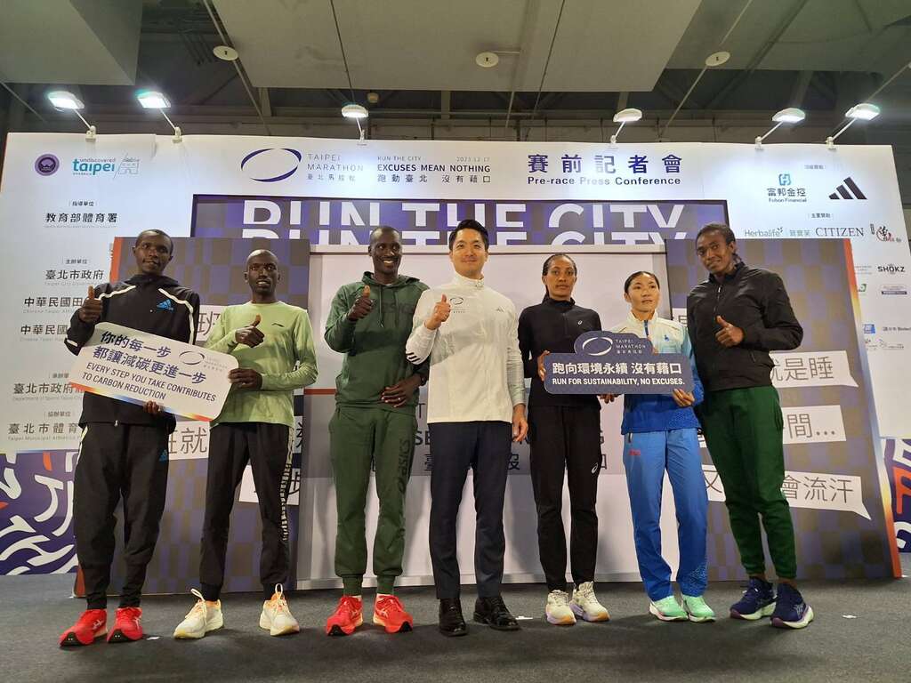 台北市蒋万安市长与此次菁英选手们合照。(图片来源：台北市政府体育局)
