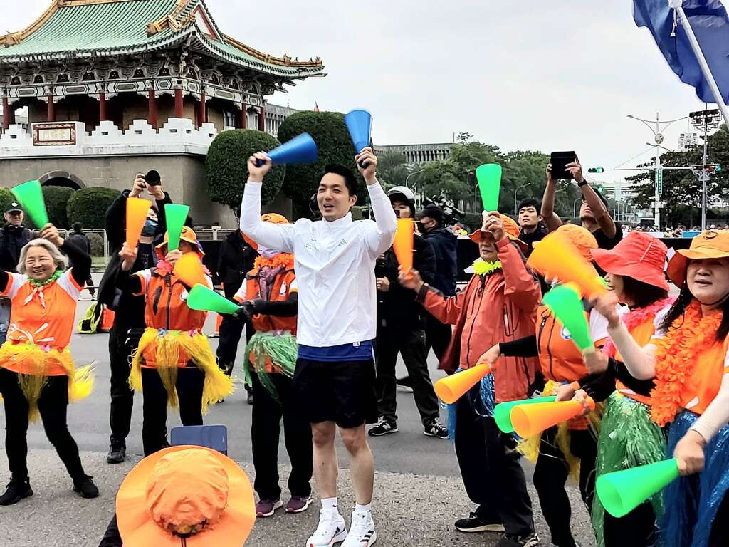 蒋万安市长为跑者们加油(图片来源：台北市政府体育局)