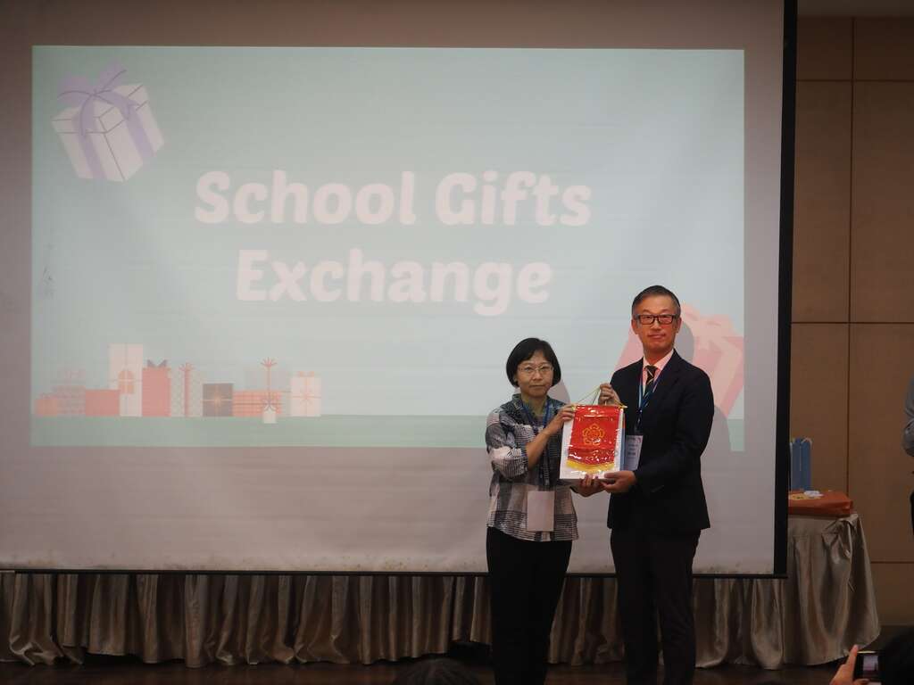 两校代表交换纪念品(图片来源：台北市政府教育局)