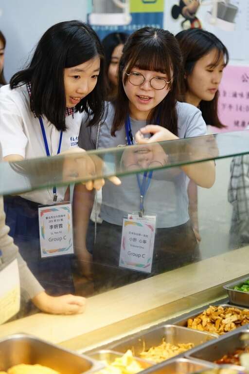體會日本沒有的自助餐選菜(圖片來源：臺北市政府教育局)