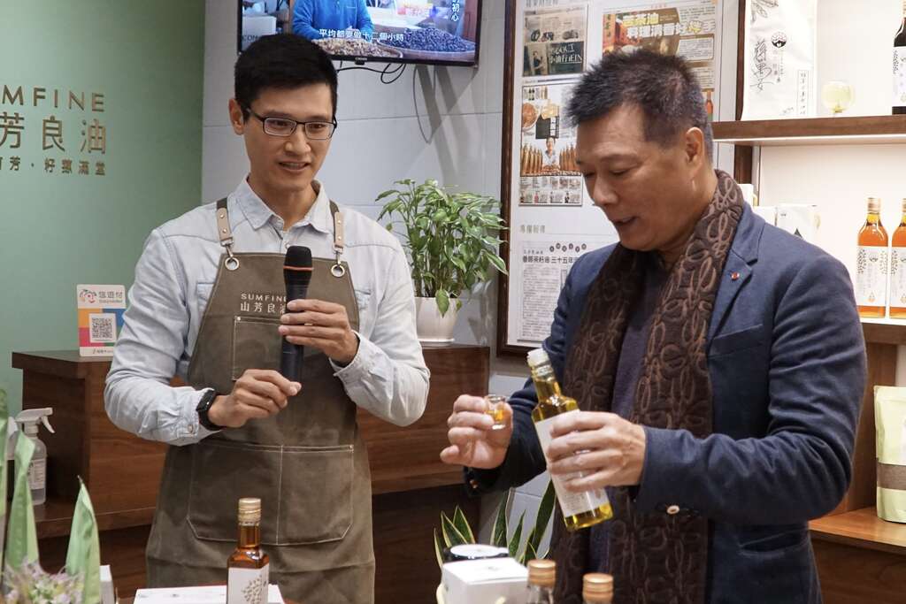 蔡诗萍局长(右)体验文山区在地店家「山芳良油」传统产品(图片来源：台北市政府文化局)