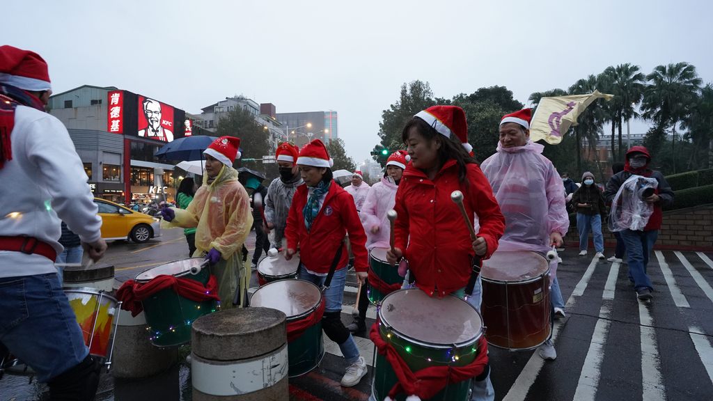参与团体於健走路途上带来精彩的演出。(图片来源：台北市政府观光传播局)