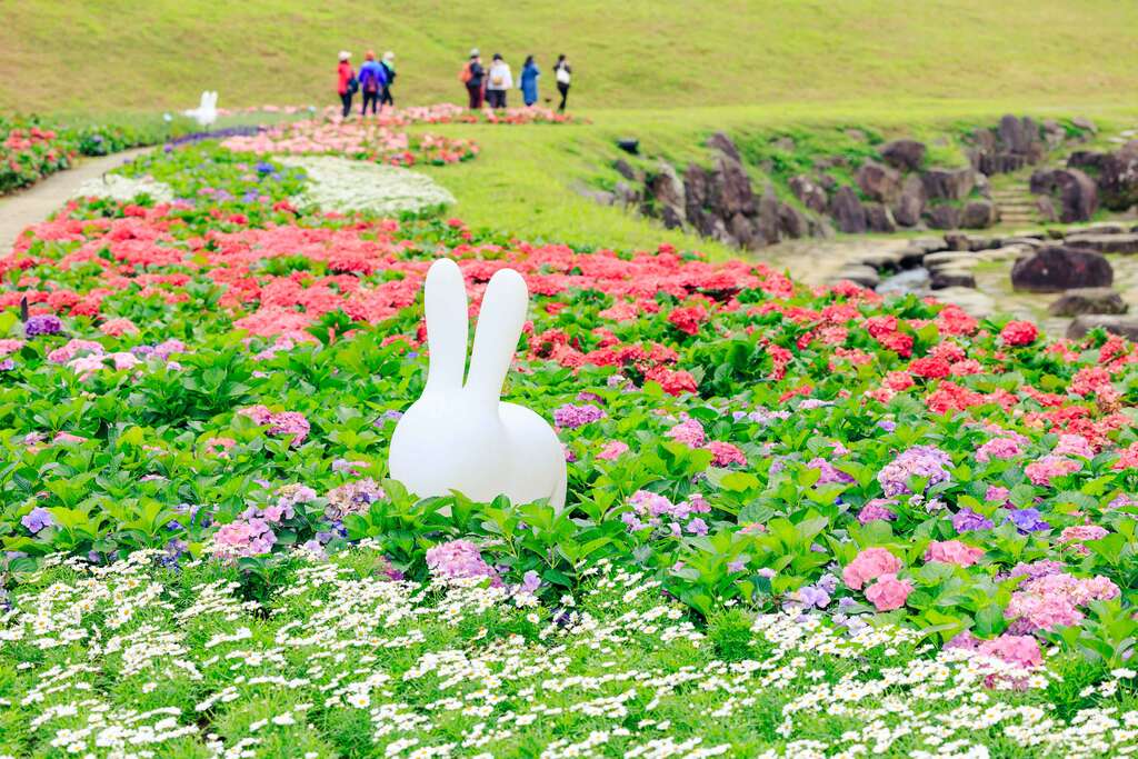 花丛间还有兔子造型的艺术装置 让花海更加生动活泼(图片来源：台北市政府工务局水利工程处)