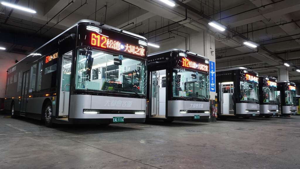 臺北市松德調度站升級為全國首座室內型電動公車充電場站，並同步導入AI煙火偵測通報技術提升場站安全(圖片來源：臺北市公共運輸處)