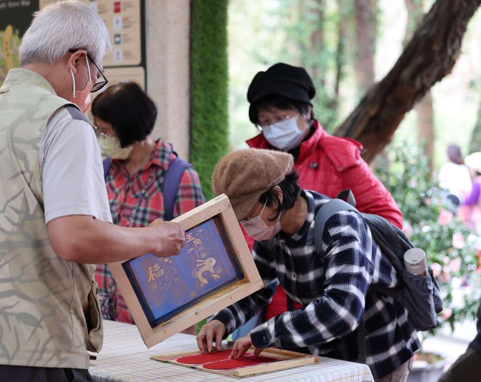 台北茶花展-紅包拓印活動(圖片來源：臺北市政府工務局公園路燈工程管理處)