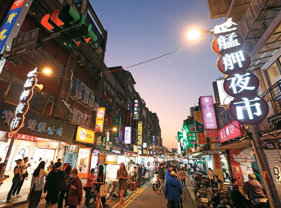 「艋舺夜市商圈」是年节期间打牙祭的好去处。