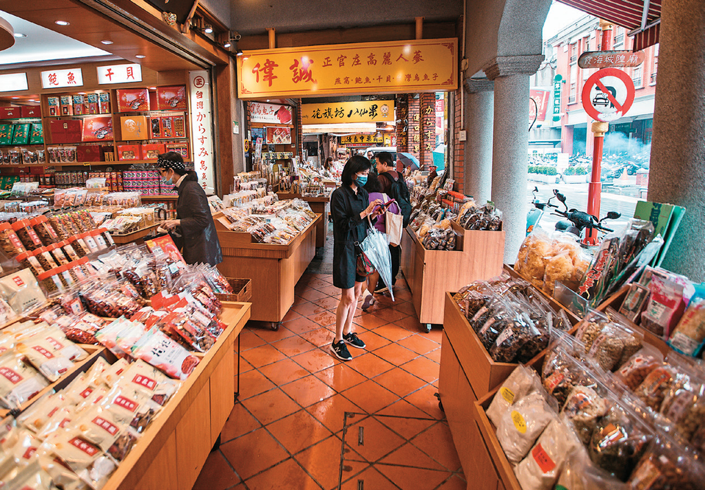 迪化街店家展售豐富多樣的年貨。