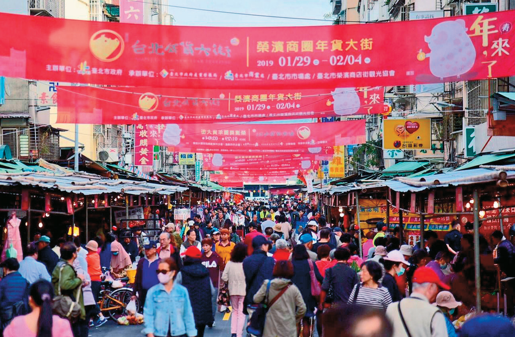 年前大量采买人潮涌入荣滨商圈年货大街。
