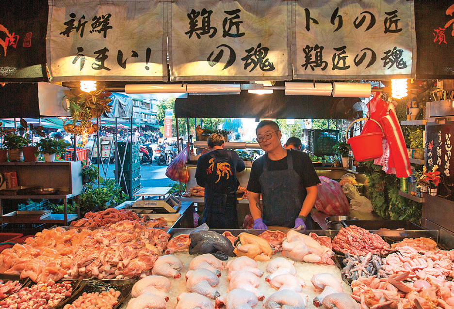 荣滨商圈的鸡肉摊位供应全鸡及不同的鸡肉部位，让民众可依料理需求采买。