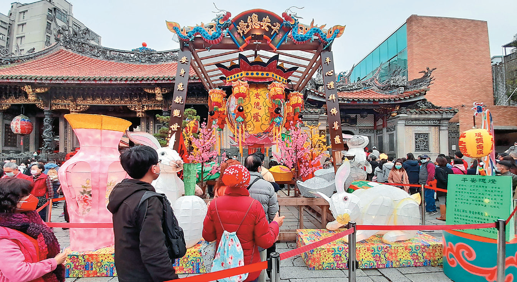 民众在年节时期到艋舺龙山寺「钻灯脚」祈求平安。