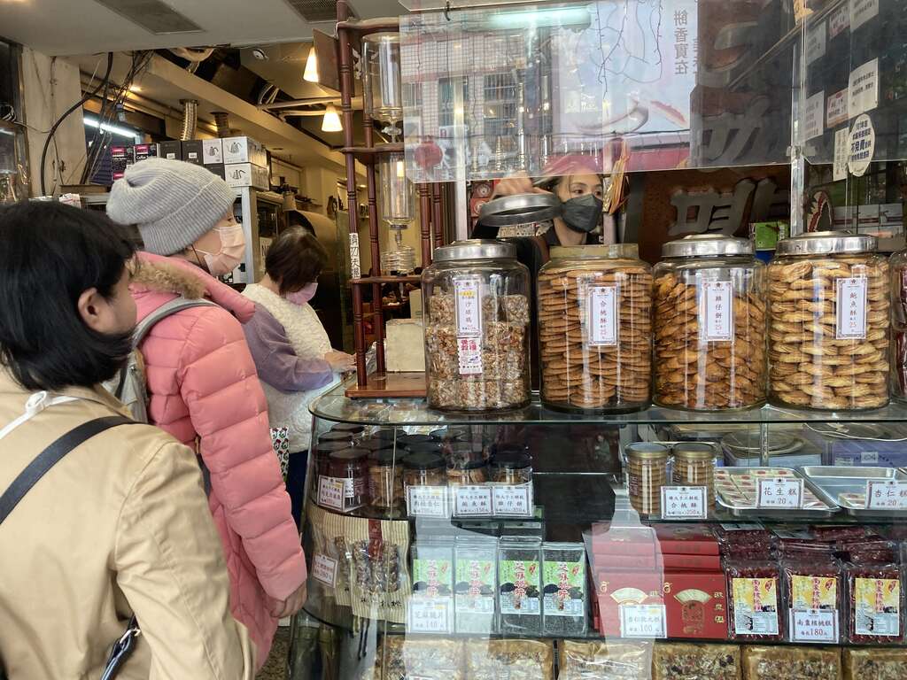 P43_1_蜂大咖啡販售的合桃酥、雞仔餅等點心，是店內的人氣品項。