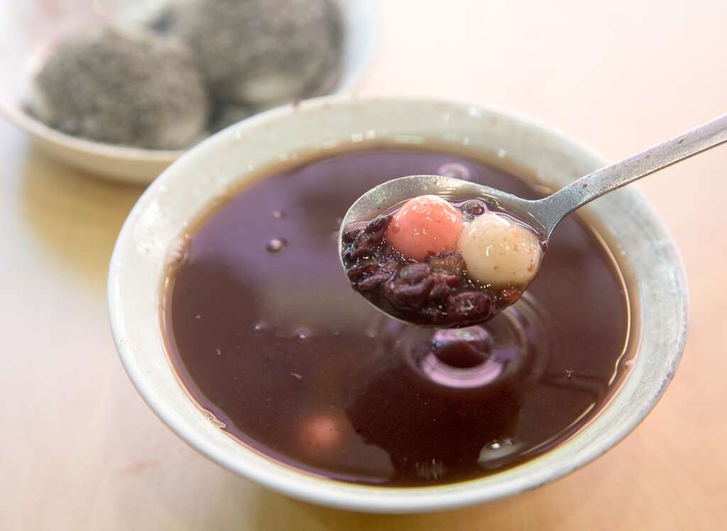 P45_2_「三六食粑」的「紅豆綜合圓」一次可品嘗到芋圓、地瓜圓及紅白湯圓。